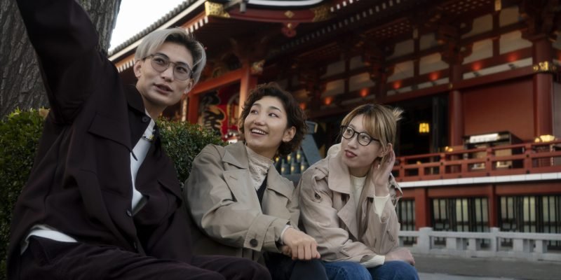 best-friends-taking-selfie-together